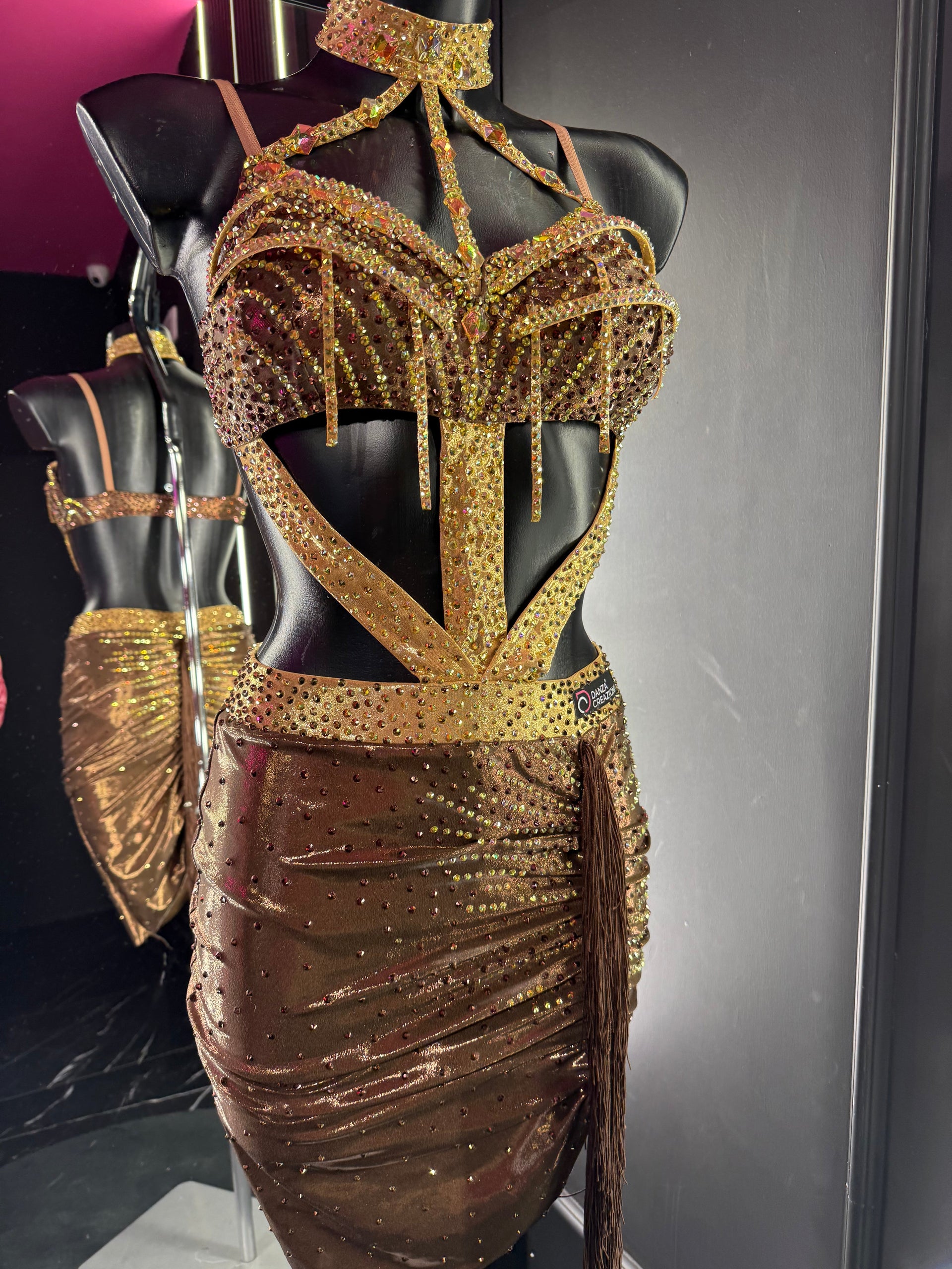 Abiti latino americano: guida completa alla scelta perfetta (gara, allenamento e su misura)