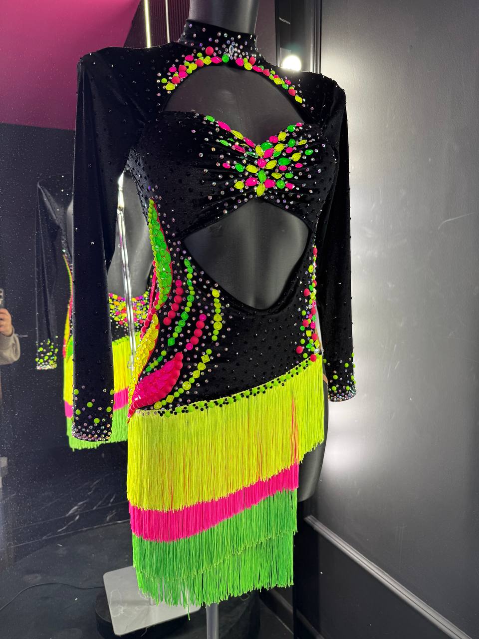 Abito Latino Neon Eclipse – Abito da Gara con Frange Fluo e Strass Handmade